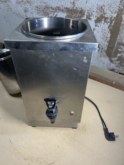 Cuba de pastelaria para leite e cafe quente