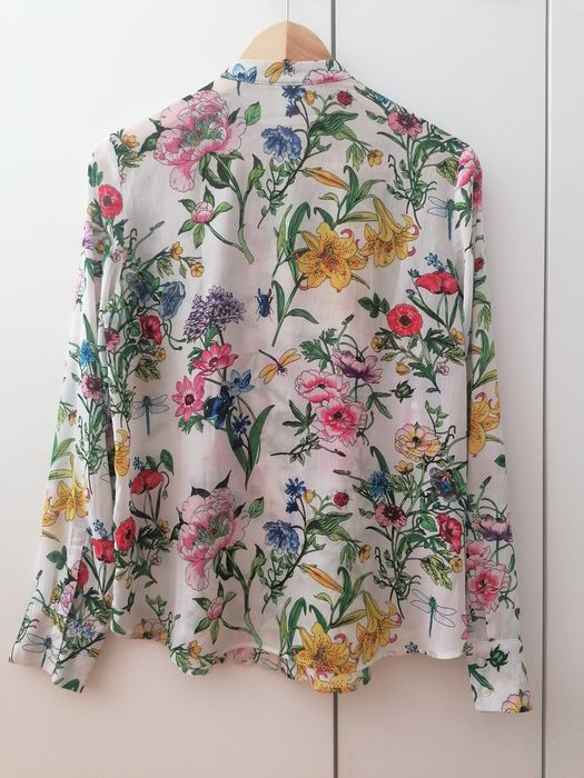 Camisa padrão floral com folhos
