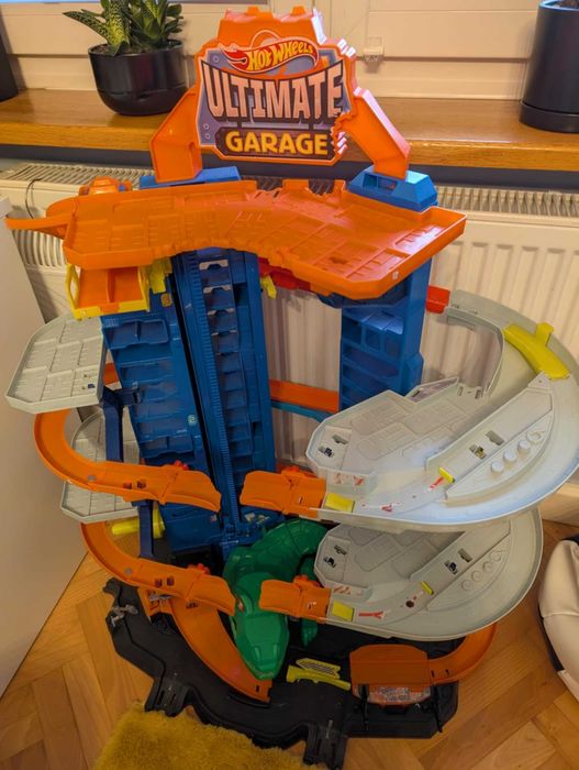 Tor Hot Wheels mega garaż T-Rex dinozaur