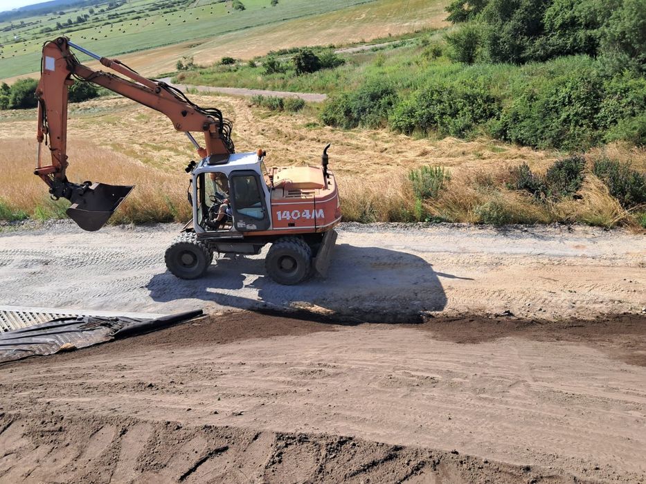 Prace ziemne usługi koparko-ładowarką mini koparką koparką gąsienicową