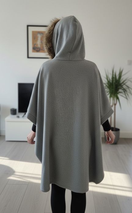 Wełniane szare ponczo z kapturem i futrem miękkie mięsiste