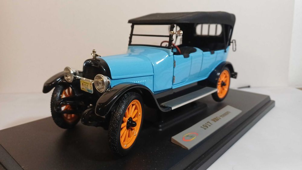 1/18 REO Touring - Signature Models
