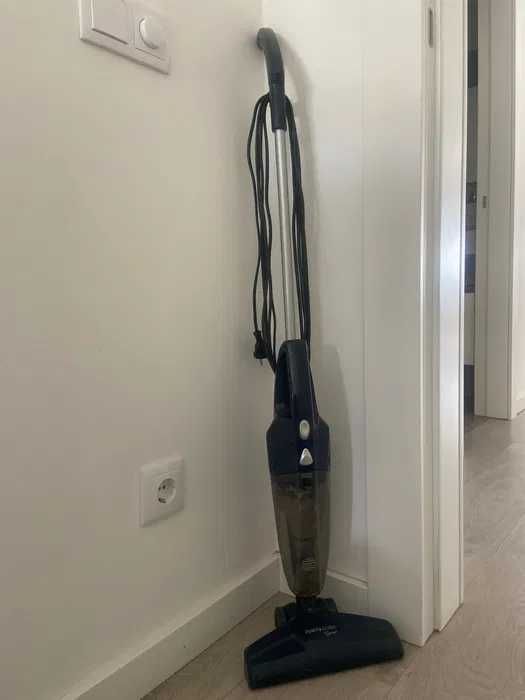 Aspirador vertical e funcional
