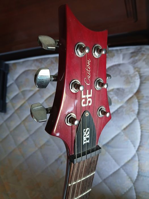 Guitarra PRS SE Custom+ amplificador Line 6  30 Watts