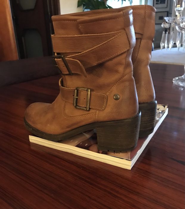 Botins castanhos usados duas vezes