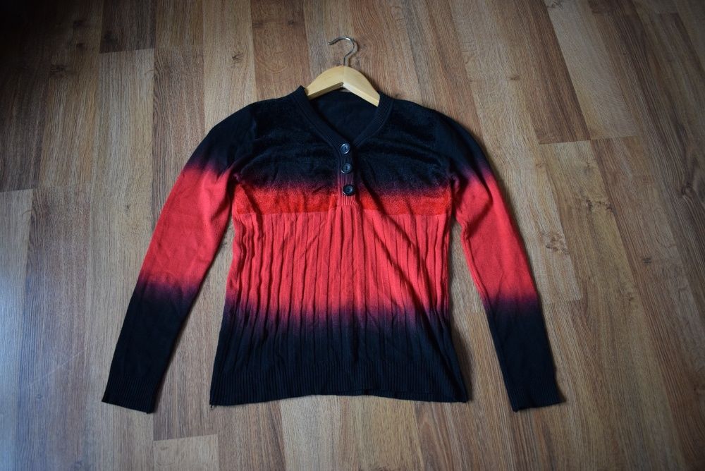 Czarno-czerwony sweter