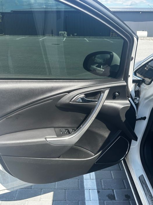 Opel Astra J 2011