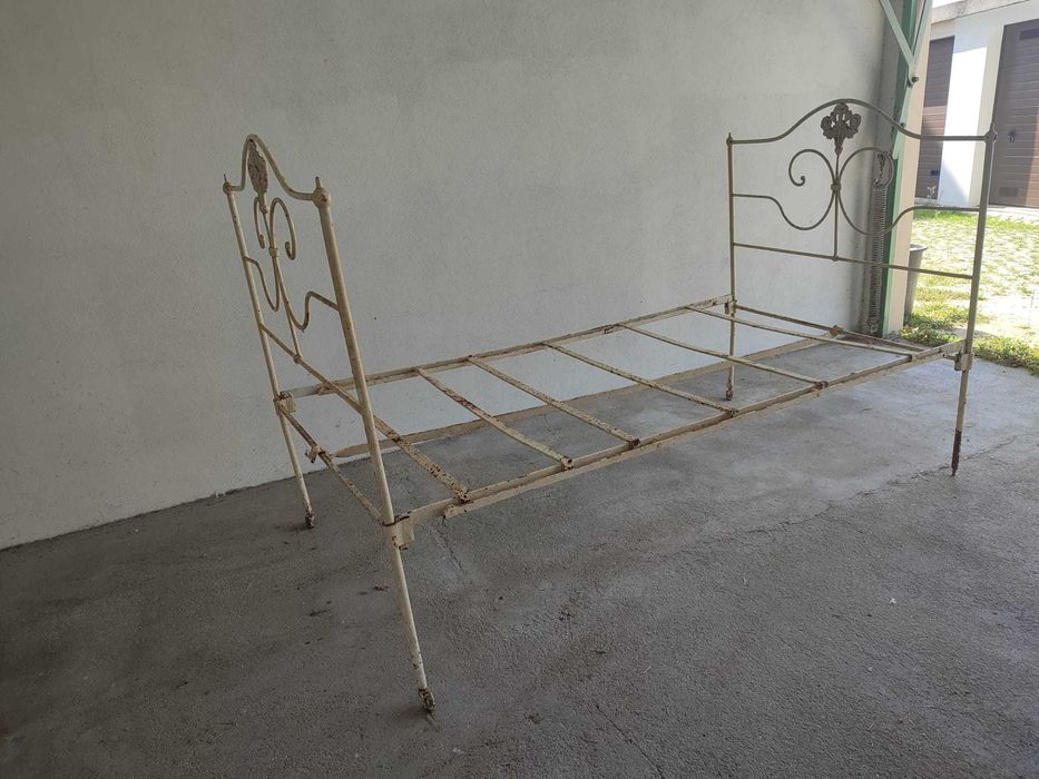 Cama antiga em ferro forjado