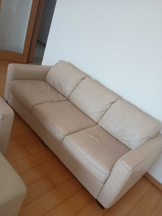 Sofá em pele bege
