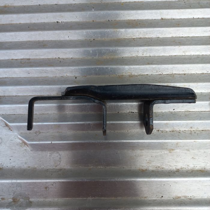 Кронштейн переднего амортизатора