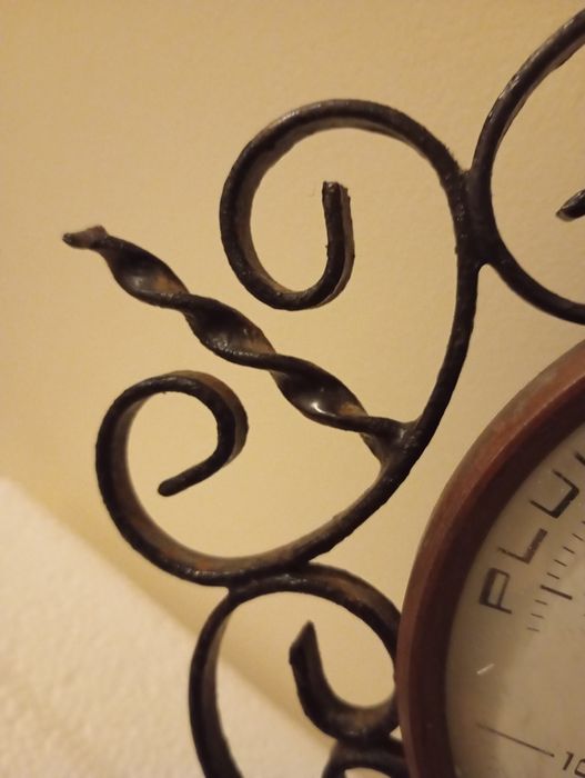 Barómetro antigo de parede com ferro forjado