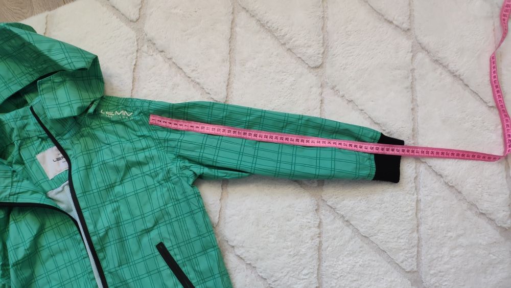 Куртка вітровка на хлопця розмір 140