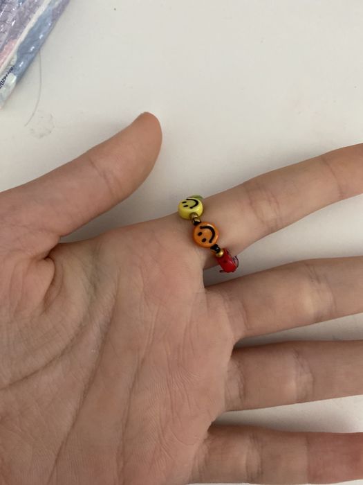 Pierścionek z koralików  typu emoji