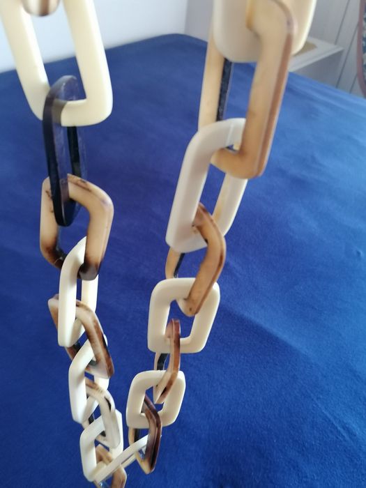 Colar em ossos tons castanhos