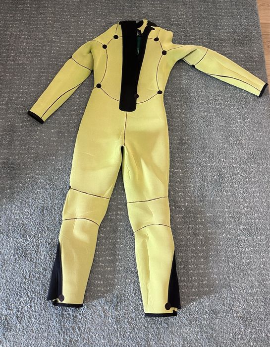 Vendo 2 Fatos de Surf 4/3 – Tribord e Olaian (Tamanho 12/13 anos)