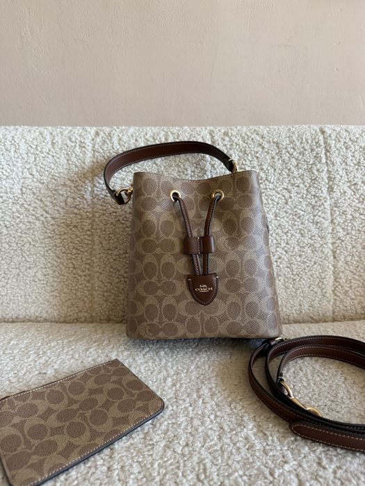 Сумка Coach Rowan Bucket Bag In Signature Canvas бежева