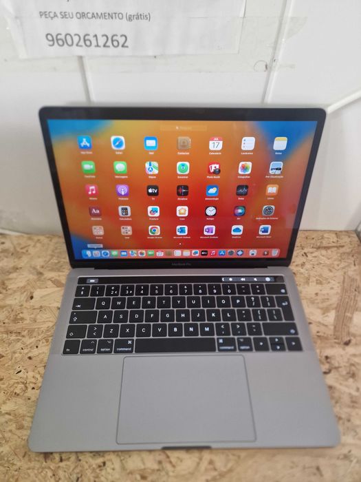 MacBook Pro TOUCH BAR 2017 com varios programas.