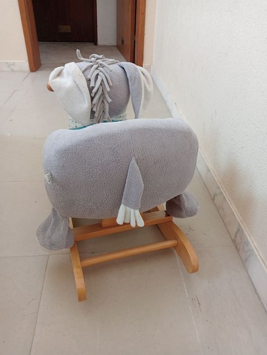Burro de madeira e pelúcia