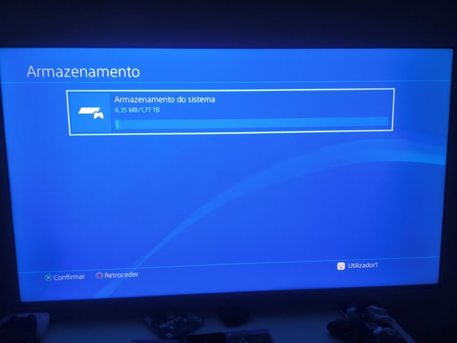 Versão PS4 Slim 500GB, 2 Comandos, 4 Jogos