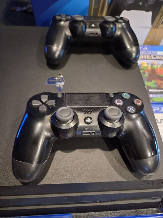 Sony PlayStation 4 Pro 1TB plus gry