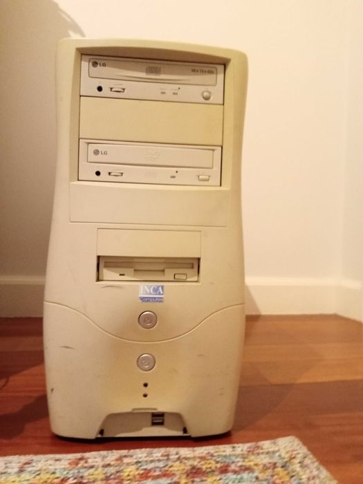 Computador Pentium IV vintage + monitor, acessórios