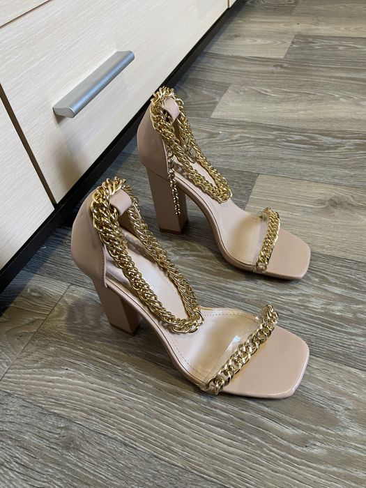 Продаю нові босоніжки