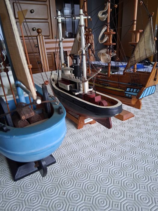 Coleção de maquetas e modelos decorativos, barcos e navios