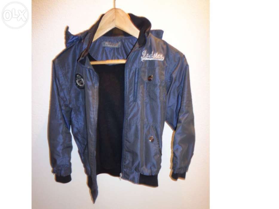 Casaco de rapaz com capuz.