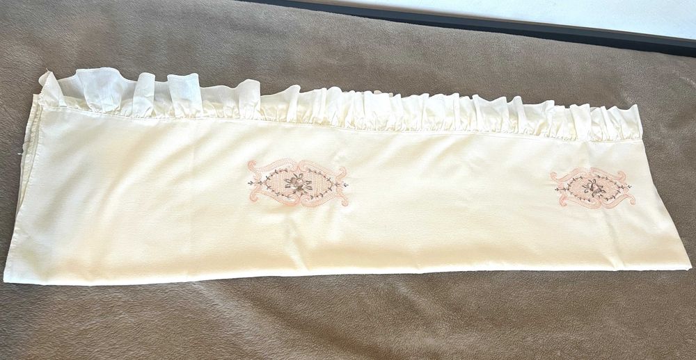 Lençol Bordado e Folhos - Cama Casal