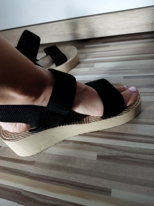 Nowe sandały damskie na koturnie