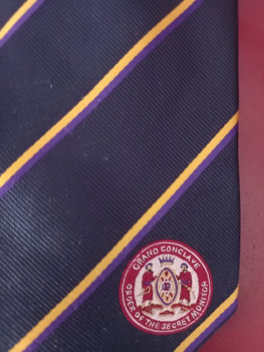 Gravatas novas em seda azul com emblema e riscas dourada e roxo