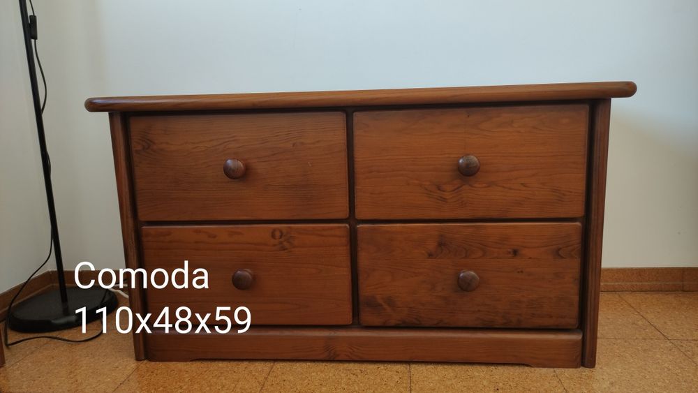 Cómoda baixa de madeira