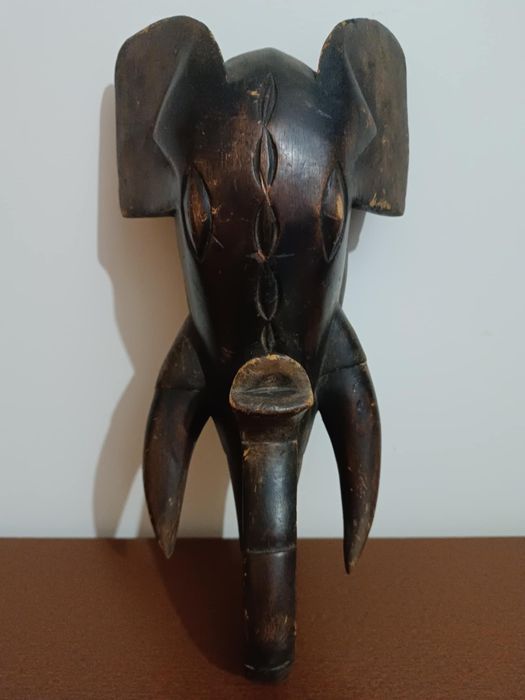 Máscara africana em madeira