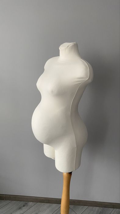 Манекен вагітної М на деревяній ніжці