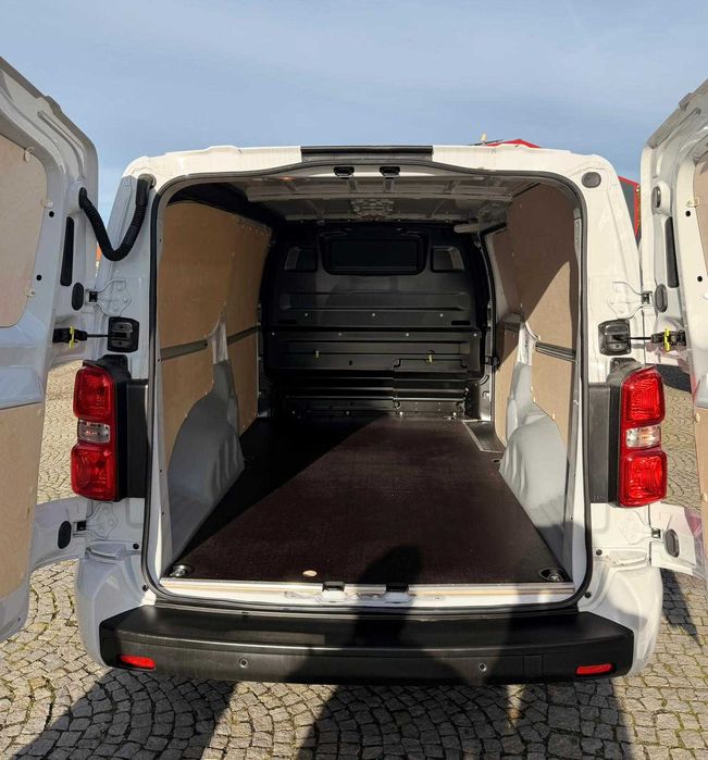 Toyota Proace XL Zabudowa przestrzeni ładunkowej w standardzie