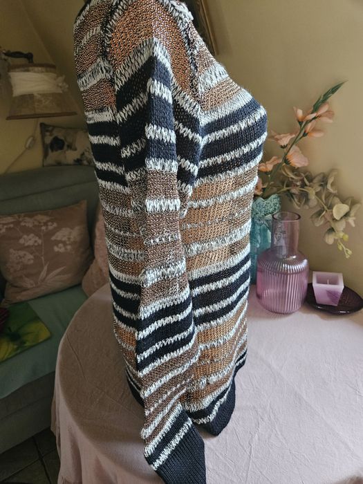 Ozdobny sweter że złotą nitką cienki rozm 42