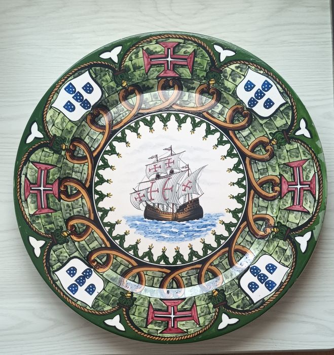 Prato em cerâmica quase centenário