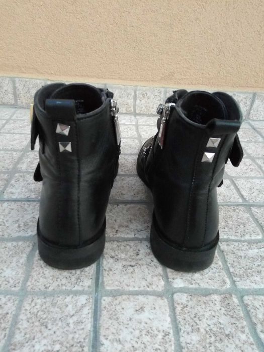 Botas pele Stradivarius Pretas rasas chuva pérolas