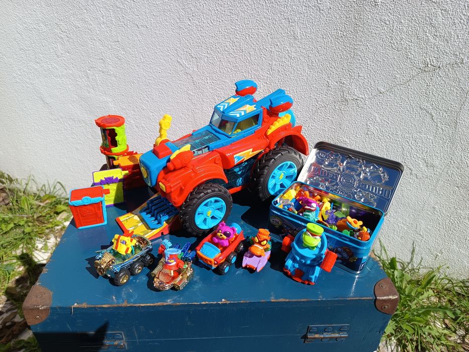 Pack SuperZings: Camião Monster Roller+ 36 Bonecos e lata própria +...