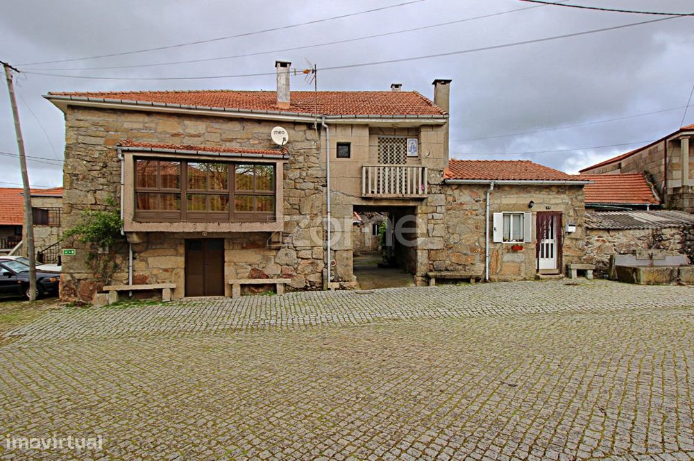 Moradia T2 com 2 pisos em Tourém, Montalegre