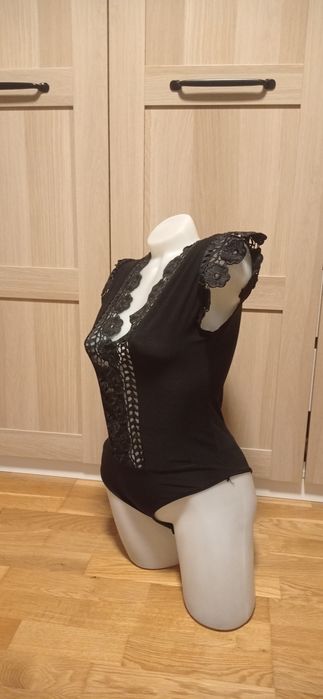 Mia Moda Made in Italy czarne body z szeroką koronką r.S