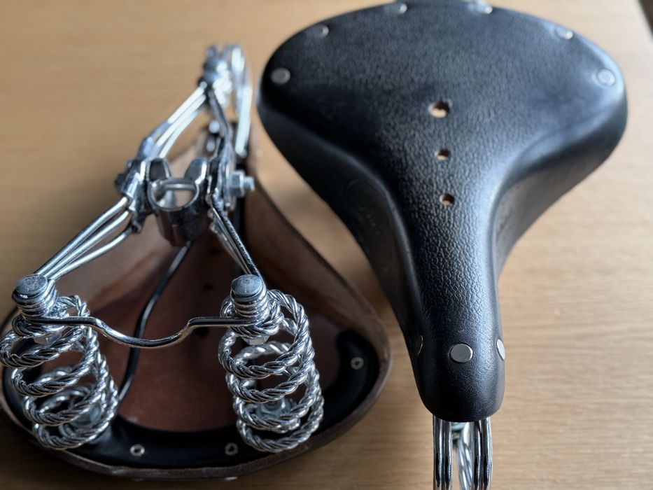 Selim Tabor em couro com molas – Novo