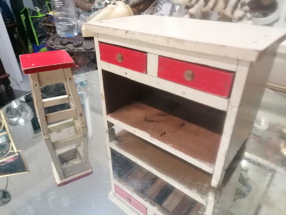Armário e banco de cozinha em miniatura