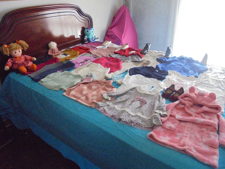 lote de roupa de menina a boneca