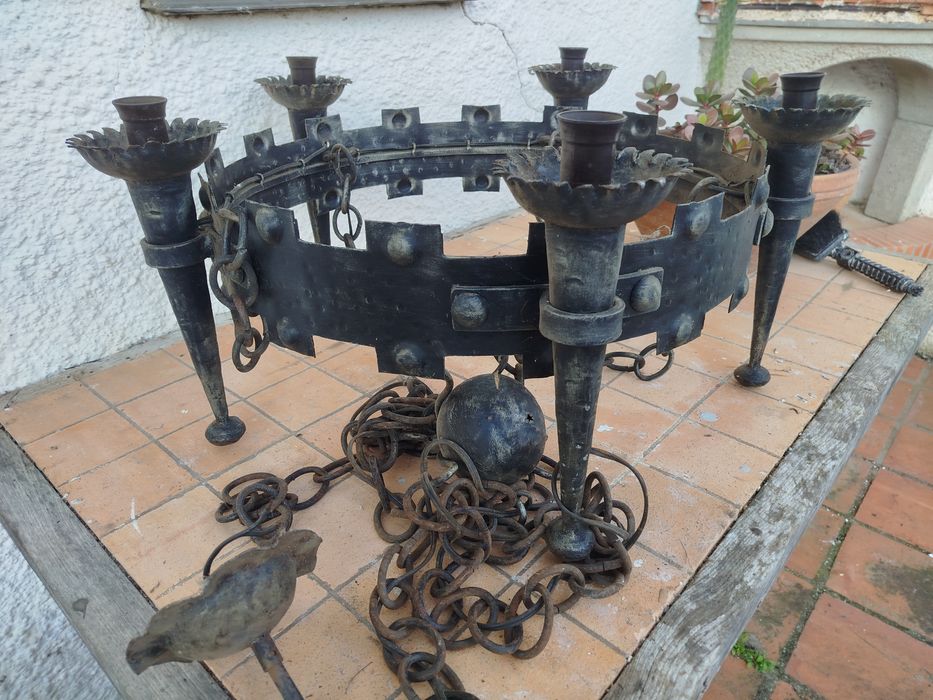 Candeeiro rústico de ferro forjado e aplique de parede.