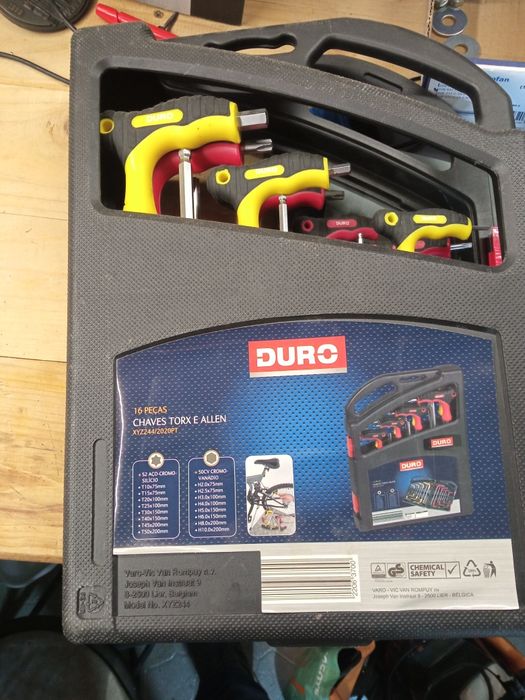 Este é um conjunto de 16 peças de chaves Torx e Allen da marca Duro.
C