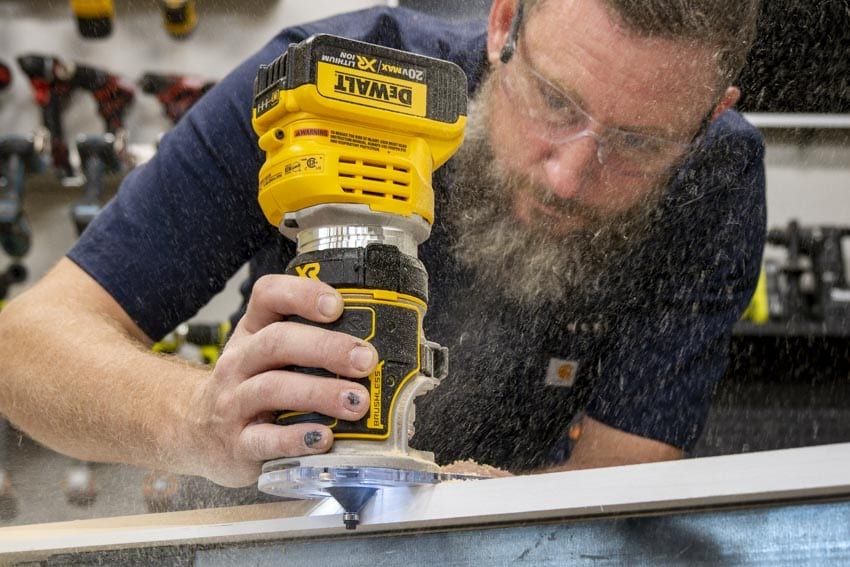 Акумуляторний кромочний фрезер Dewalt dcw600