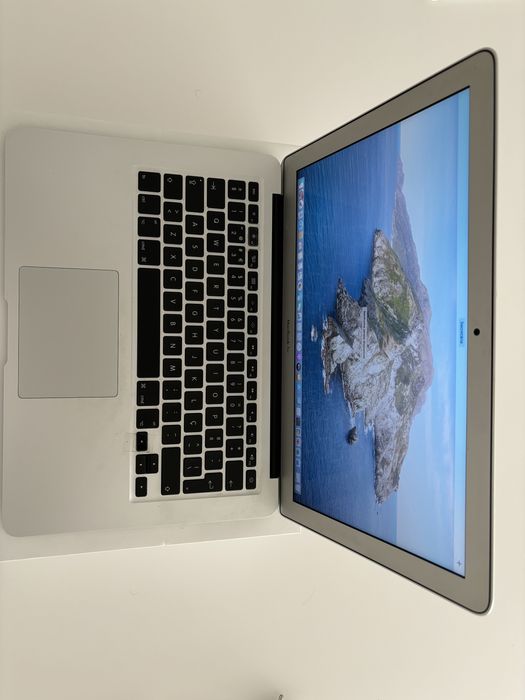 Silver MacBook Air495690643187978241