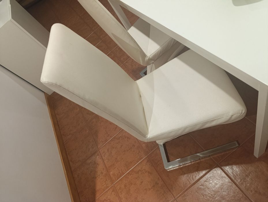 Mesa extensível com 4 cadeiras