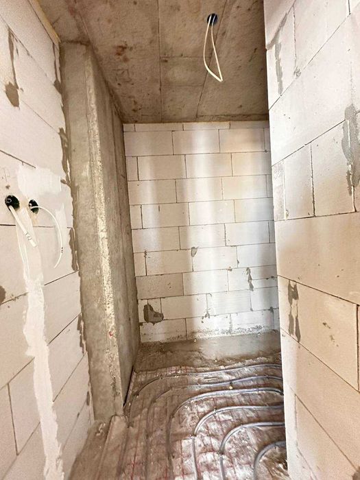 Здана 2 кім. кв з частовим ремонтом в ЖК Листопад